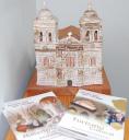 Maqueta Iglesia y folletos turísticos